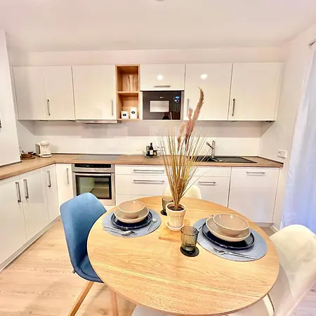 Scandi Apartment With Terrace And Parking